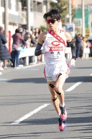　４区を先頭で走る中大・岡田開成（撮影・西岡正）