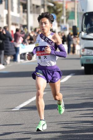 　４区を走る駒大・村上響（撮影・西岡正）