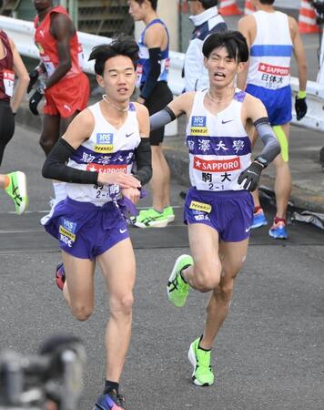 　たすきをつなぐ駒大・小山翔也と桑田駿介（撮影・伊藤笙子）