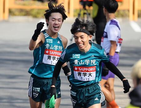 　小田原中継所で、４区の平松亭祐からたすきを受け取り、走り出す青学大５区の黒田朝日（右）