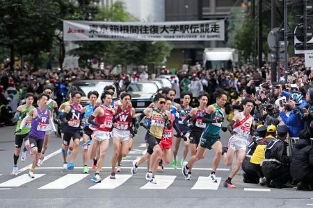 　スタートする選手たち＝東京・大手町