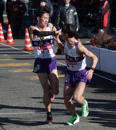 　帰山侑大にたすきを渡す駒大・桑田駿介（撮影・金田祐二）