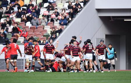 　後半、モールからトライを奪い雄たけびを上げる早大フィフティーン（撮影・開出牧）