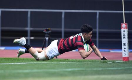 　前半、トライを決める早大・矢崎由高（撮影・開出牧）