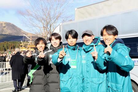 　ポーズを決める青学大の（右から）小河原陽琉、飯田翔大、宇田川瞬矢、平松享祐、黒田朝日（撮影・石井剣太郎）