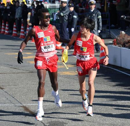 　１位で城西大・小林竜輝にたすきをつなぐⅤ・キムタイ（撮影・金田祐二）