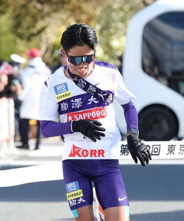 　７着でゴールした駒大・安原海晴（撮影・石井剣太郎）