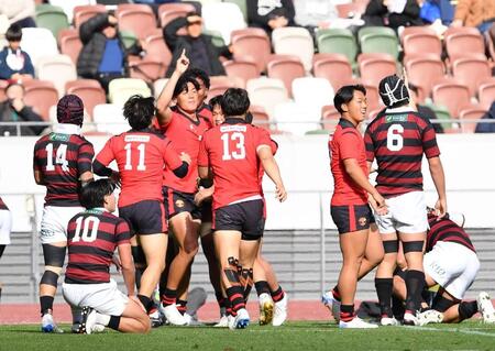 　前半、勝ち越しのトライを奪いポーズを決める帝京大・日隈太陽（左中央）＝撮影・開出牧