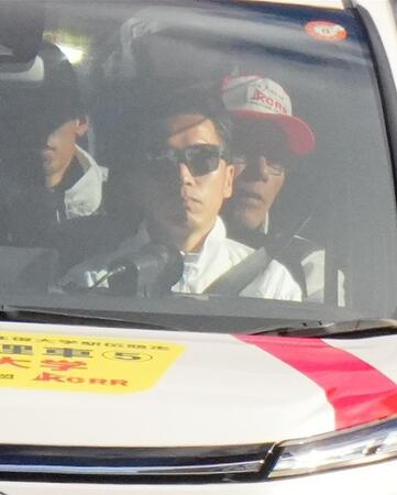 　２区、溜池を見つめる中大・藤原監督（代表撮影）