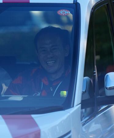 　３区、監督車で移動する早大・花田監督（代表撮影）
