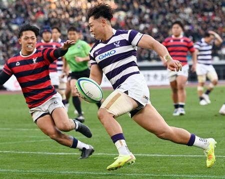 　前半、トライを決める明大・平