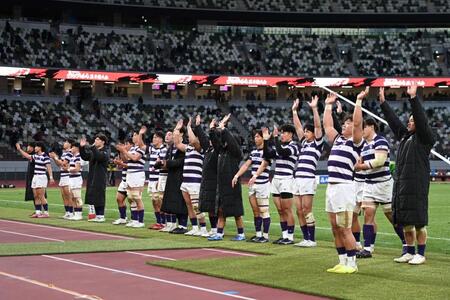 　決勝進出を決めスタンドの祝福に応える明大（撮影・開出牧）