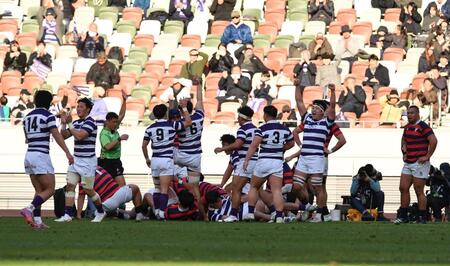 　前半、最上太尊の先制トライに大喜びの明大（撮影・開出牧）