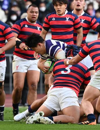 　前半、先制トライを決める明大・最上（中央）