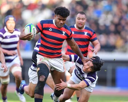 　前半、明大のタックルをかわし突進する京産大・ナブラギ（撮影・開出牧）