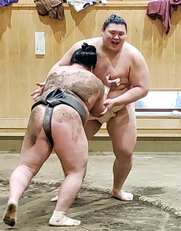 　新年最初の稽古を行った横綱大の里（奥）＝二所ノ関部屋