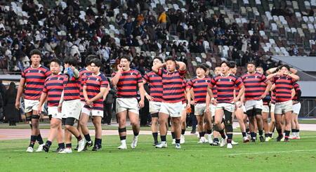 　明大に敗れ、スタンドへのあいさつに向かう京産大