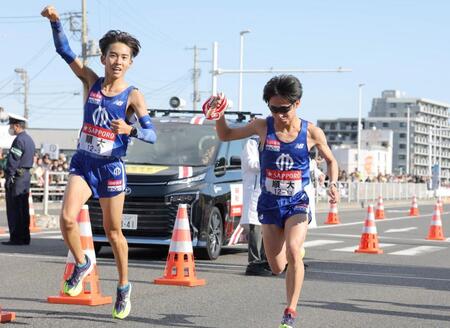 　順大・井上朋哉（左）から川原琉人へたすきを繫ぐ（代表撮影）