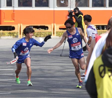 　順天堂大５区・小林侑世（左）へタスキをつなぐ４区・川原琉人（撮影・佐々木彰尚）