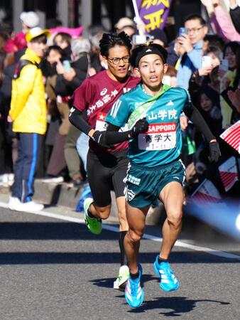 　５区、青学大・黒田朝（右）にトップを譲る早大・工藤（代表撮影）