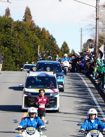 　５区、力走する早大・工藤（手前）。奥は青学大・黒田朝（代表撮影）