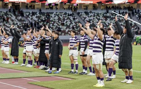 　京産大に勝利し、あいさつする明大フィフティーン＝ＭＵＦＧ国立