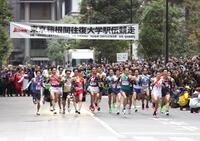 　箱根駅伝往路で出発する各校の選手（撮影・西岡正）