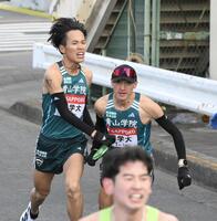 　たすきをつなぐ青学大・小河原陽琉と飯田翔大（撮影・伊藤笙子）