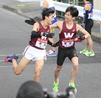 　たすきをつなぐ早大・吉倉ナヤブ直希と山口智規（撮影・伊藤笙子）