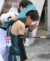 　１区を走り終え、肩を落とす青学大・小河原陽琉（撮影・伊藤笙子）