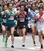 　１区で区間新を記録した国学院大・青木瑠郁（中央）＝撮影・西岡正