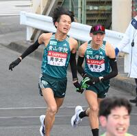 　たすきをつなぐ青学大・小河原陽琉（左）と飯田翔大（撮影・伊藤笙子）