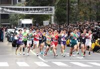 　箱根駅伝往路で出発する各校の選手（撮影・西岡正）