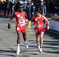 　１位で城西大・小林竜輝にたすきをつなぐⅤ・キムタイ（撮影・金田祐二）