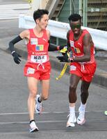 　たすきをつなぐ城西大・柴田侑（左）とキムタイ（撮影・伊藤笙子）