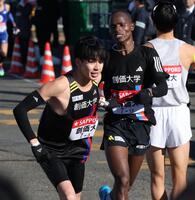 　織橋巧にたすきをつなぐ創価大・Ｓ・ムチーニ（撮影・金田祐二）