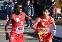 　小林竜輝（右）にたすきを渡す城西大２区・キムタイ