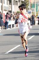 　４区を先頭で走る中大・岡田開成（撮影・西岡正）