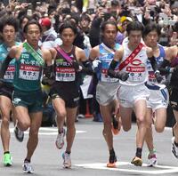 　１区で区間新を記録した国学院大・青木瑠郁（左から３人目）と中大・藤田大智（同５人目）＝撮影・西岡正