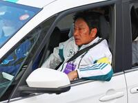 　選手の動きを見ながら、鶴見中継所を通過する、青学大・原晋監督