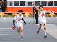 　中大４区・岡田開成（右）から５区・柴田大地へタスキをつなぐ（撮影・佐々木彰尚）