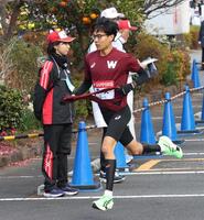 　駆け出す早大５区・工藤慎作（撮影・佐々木彰尚）