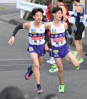 　たすきをつなぐ駒大・小山翔也（右）と桑田駿介（撮影・伊藤笙子）