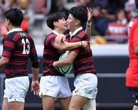 　前半、トライを決めチームメイトから祝福される早大・矢崎由高（右）＝撮影・開出牧