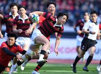 　前半、タックルをかわし突進する早大・服部亮太（撮影・開出牧）