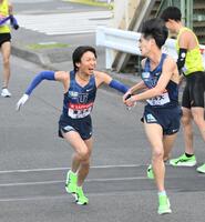 　たすきをつなぐ東洋大・松井海斗（右）と西村真周（撮影・伊藤笙子）