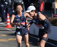 　迎暖人につなぐ東洋大・西村真周（撮影・金田祐二）