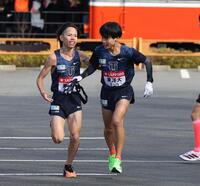 　東洋大４区・緒方澪那斗（左）から５区・宮崎優へタスキをつなぐ（撮影・佐々木彰尚）