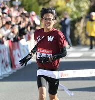 　往路２位でゴールする早大の工藤慎作