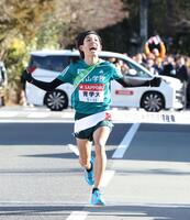 　１着でゴールした青学大・黒田朝日（撮影・石井剣太郎）